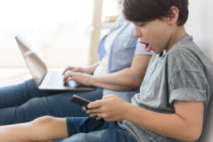 Garçon surpris et choqué sur son téléphone portable