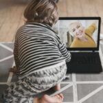 Enfant devant un ordinateur