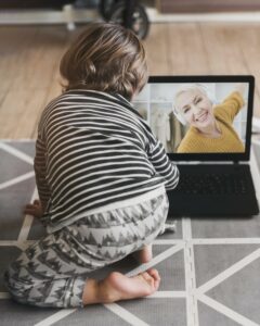 Enfant devant un ordinateur